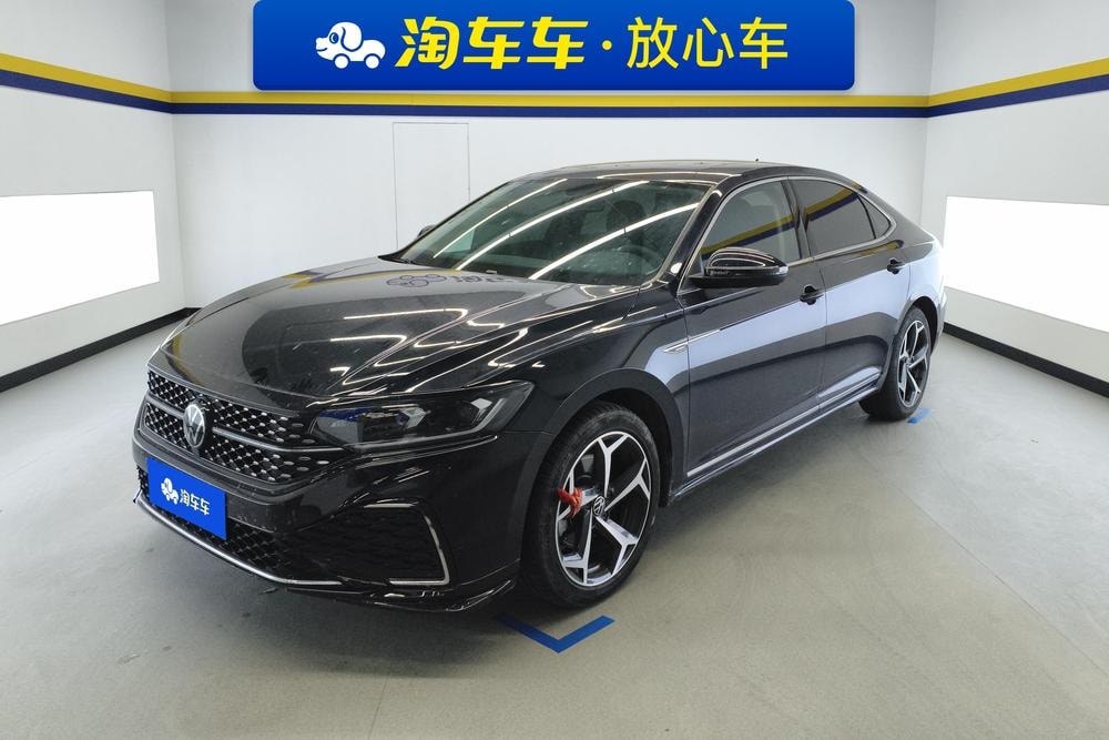 Volkswagen Passat 2023 — фото автомобиля 1