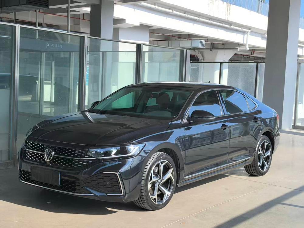 Volkswagen Passat 2023 — фото автомобиля 1