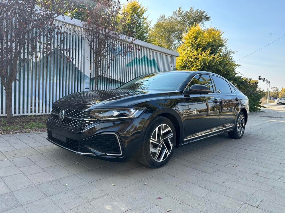 Volkswagen Passat 2023 — фото автомобиля 1
