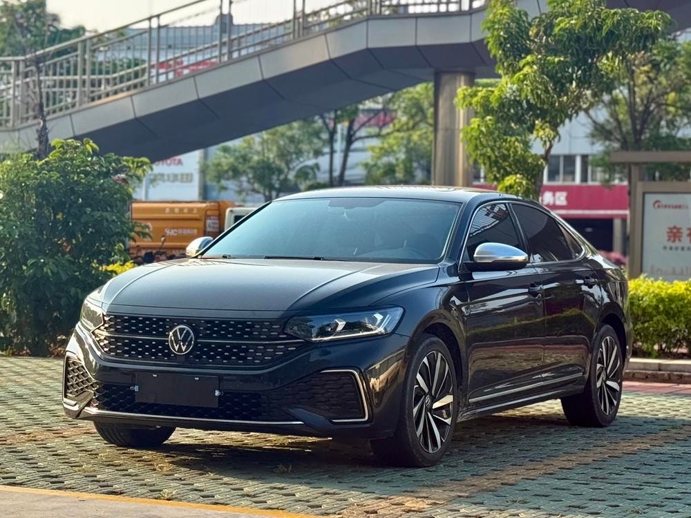Volkswagen Passat 2022 — фото автомобиля