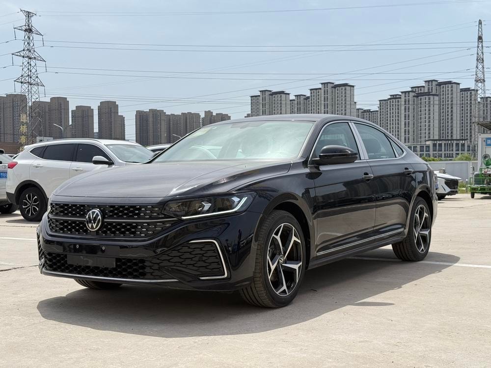 Volkswagen Passat 2025 — фото автомобиля