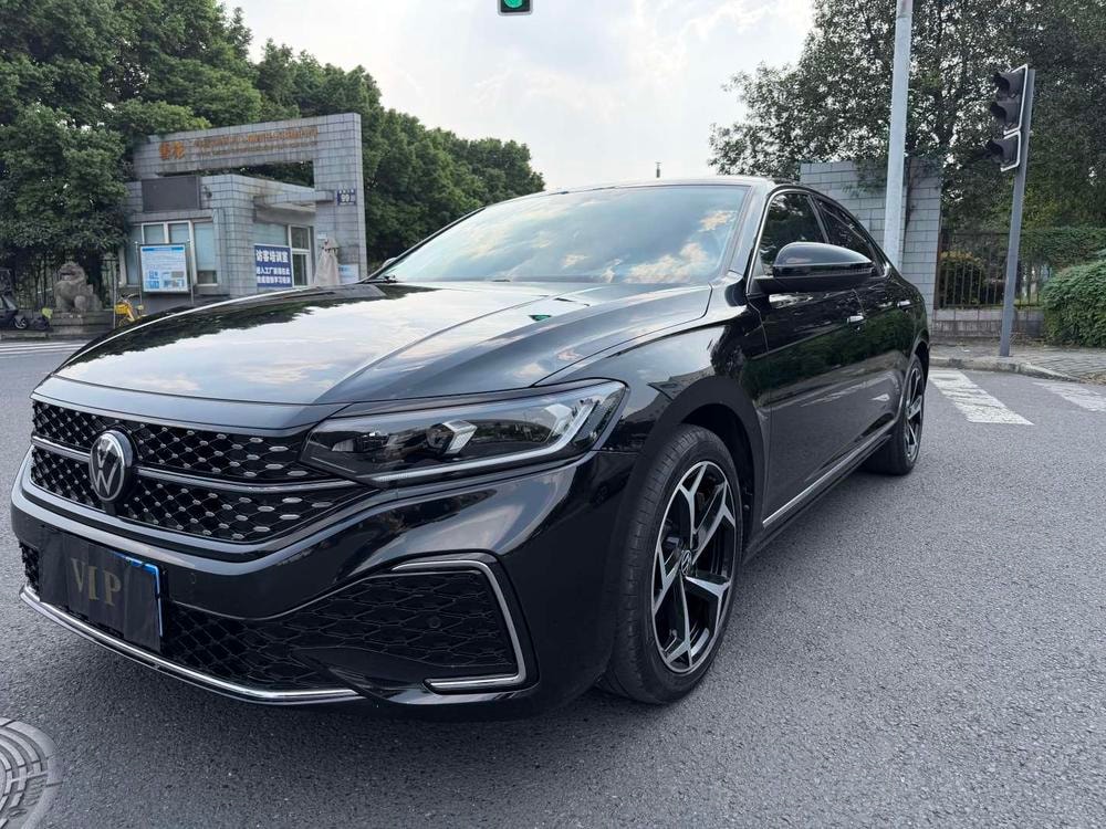 Volkswagen Passat 2023 — фото автомобиля