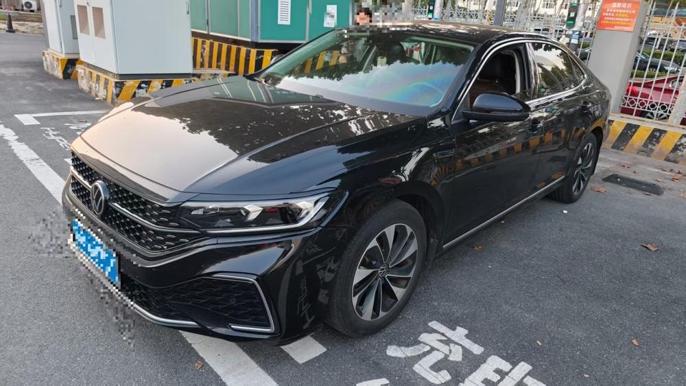 Volkswagen Passat 2023 — фото автомобиля