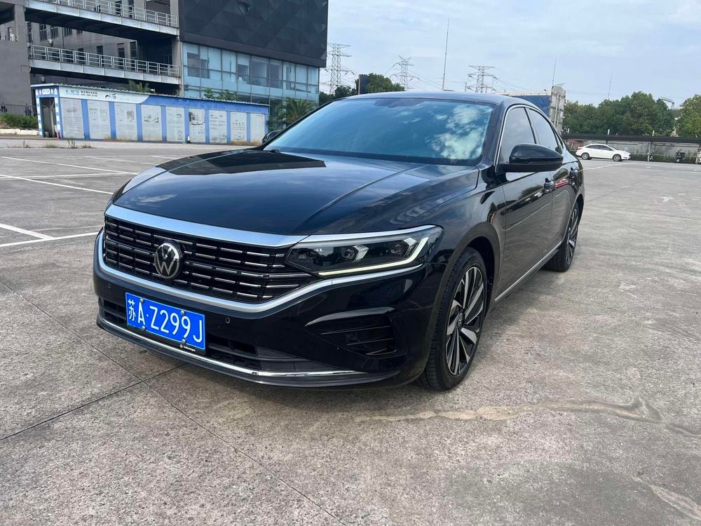 Volkswagen Passat 2023 — фото автомобиля 1