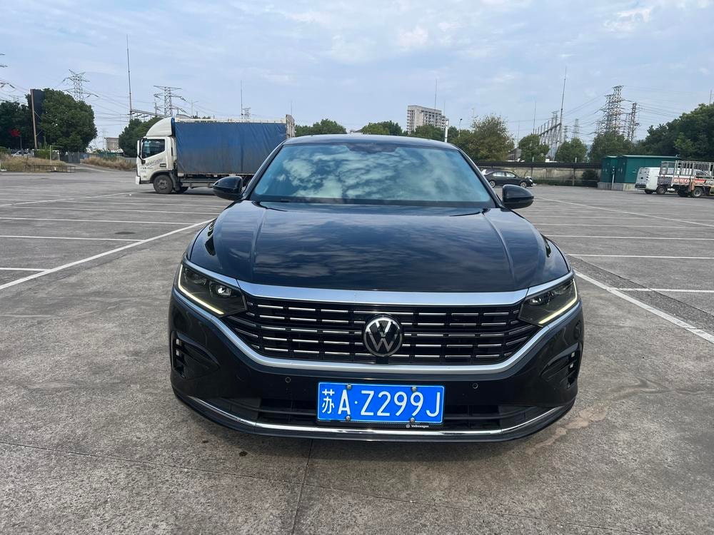 Volkswagen Passat 2023 — фото автомобиля