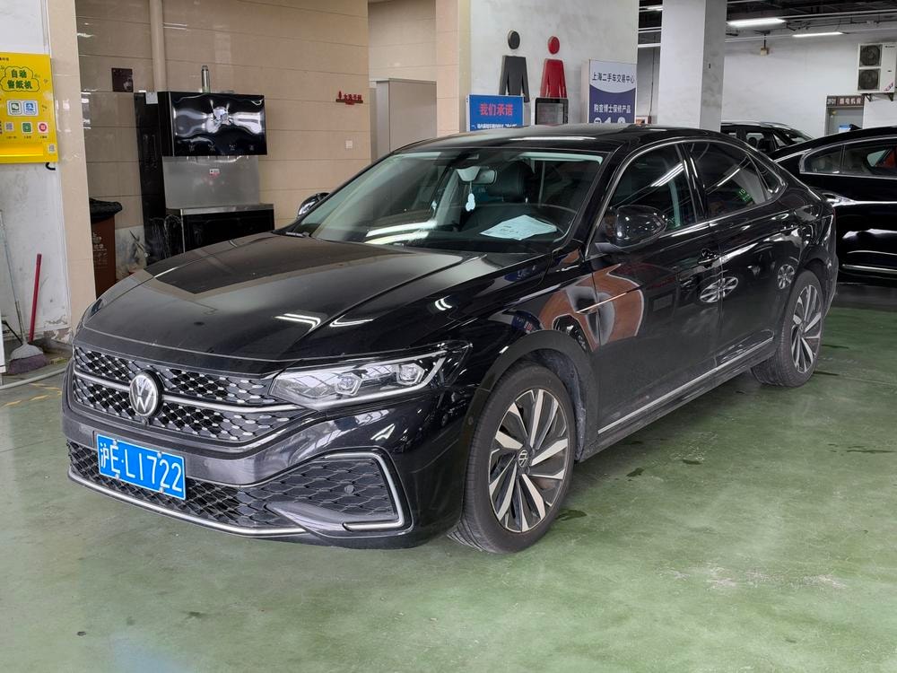 Volkswagen Passat 2022 — фото автомобиля 1