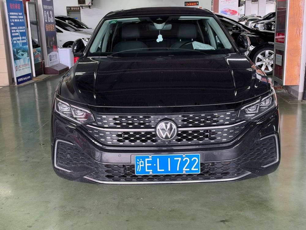 Volkswagen Passat 2022 — фото автомобиля