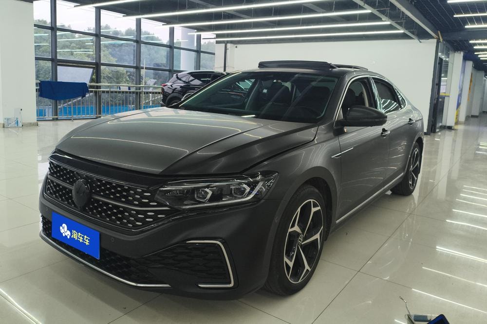 Volkswagen Passat 2023 — фото автомобиля