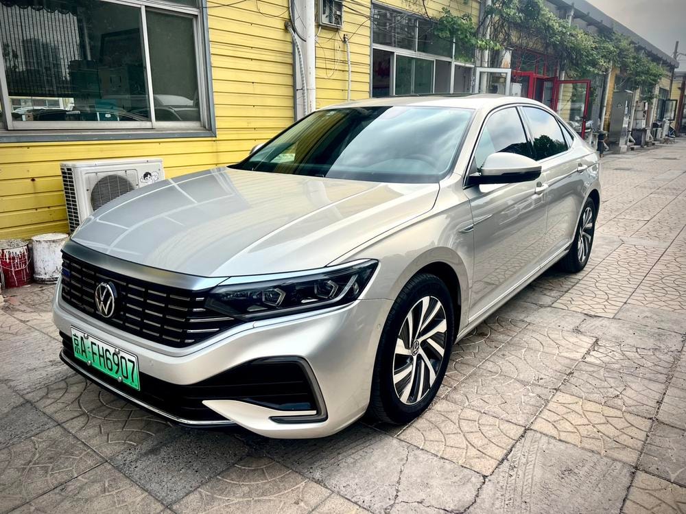 Volkswagen Passat PHEV 2023 — фото автомобиля