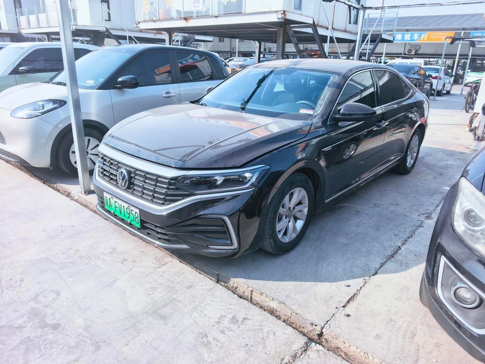 Volkswagen Passat PHEV 2022 — фото автомобиля