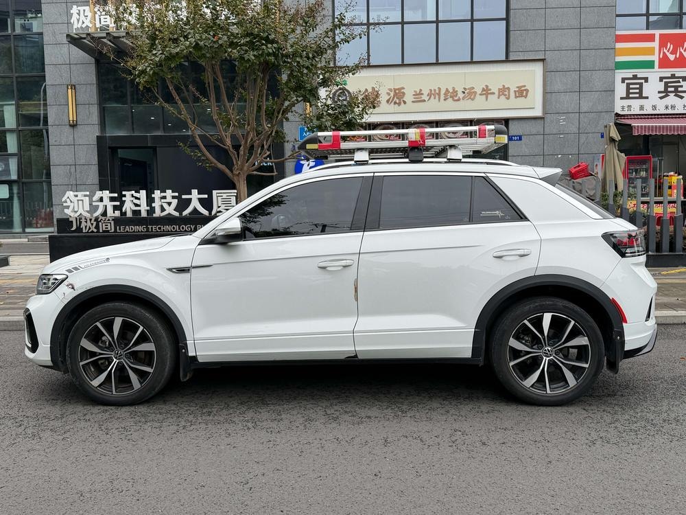 Volkswagen T-Roc 2023 — фото автомобиля