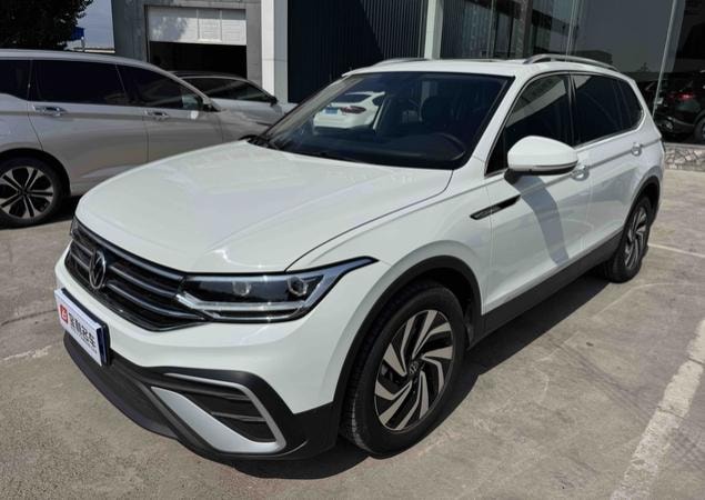 Volkswagen Tiguan L 2023 — фото автомобиля