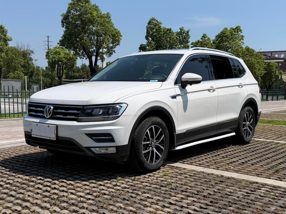 Volkswagen Tiguan L 2018 — фото автомобиля 1