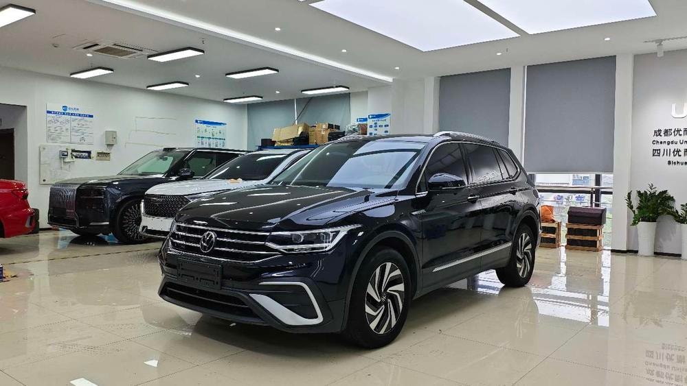 Volkswagen Tiguan L 2023 — фото автомобиля
