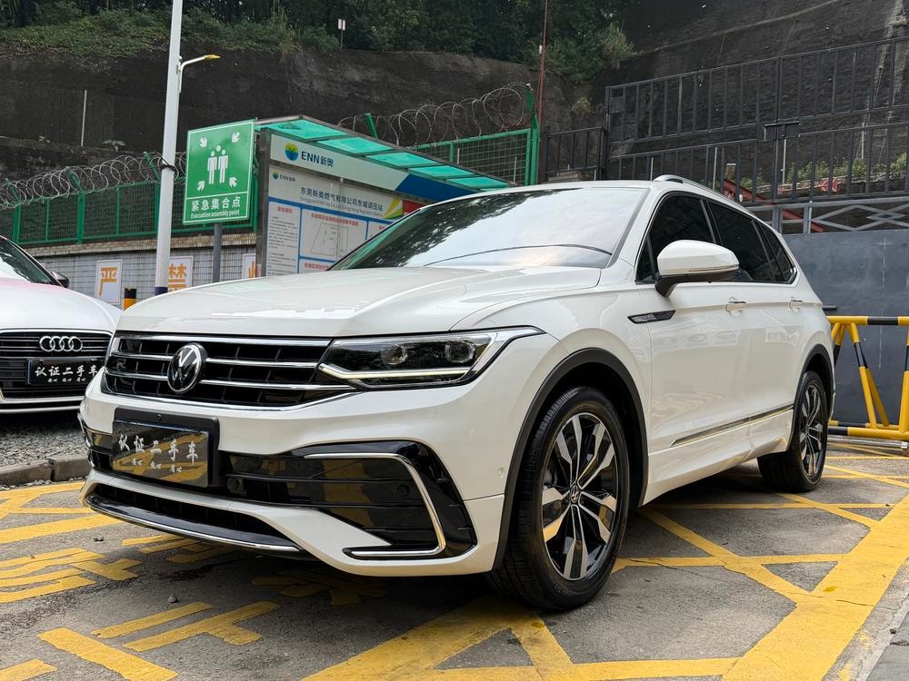 Volkswagen Tiguan L 2023 — фото автомобиля