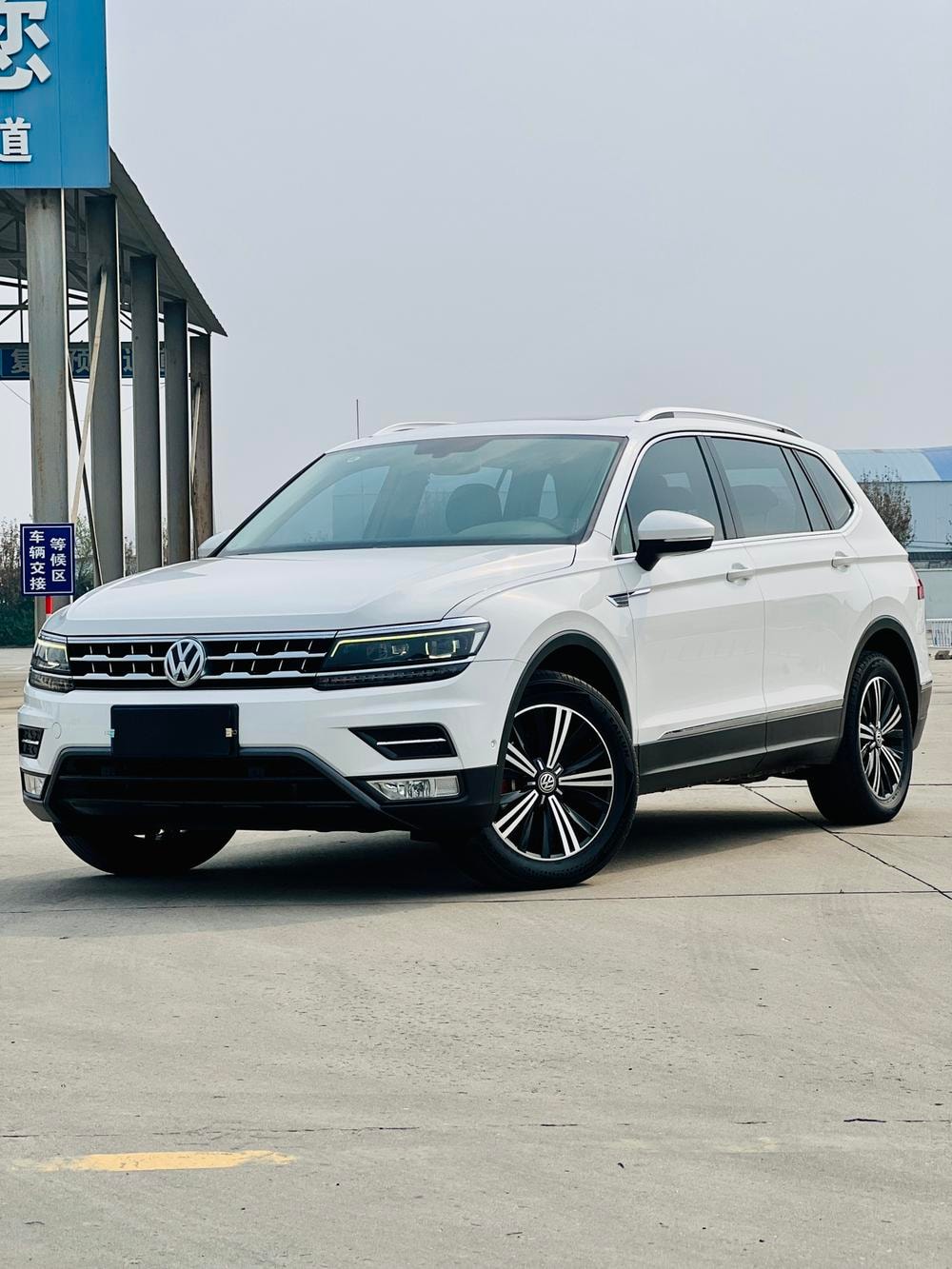 Volkswagen Tiguan L 2017 — фото автомобиля 1