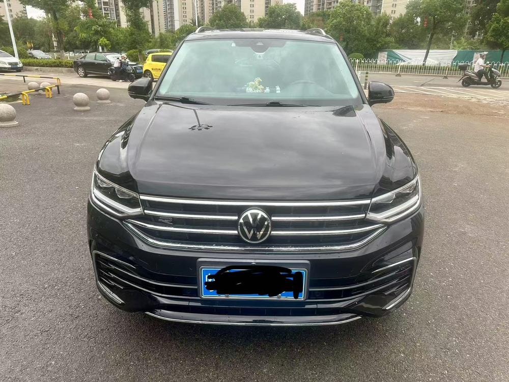 Volkswagen Tiguan L 2023 — фото автомобиля 1