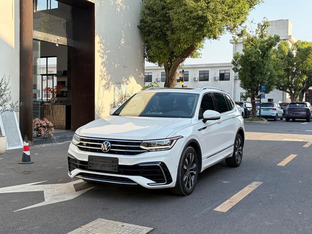 Volkswagen Tiguan L 2022 — фото автомобиля 1
