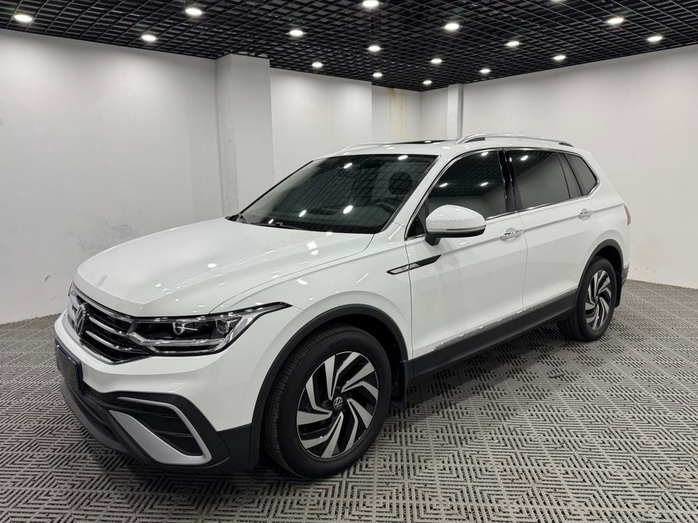 Volkswagen Tiguan L 2023 — фото автомобиля 1