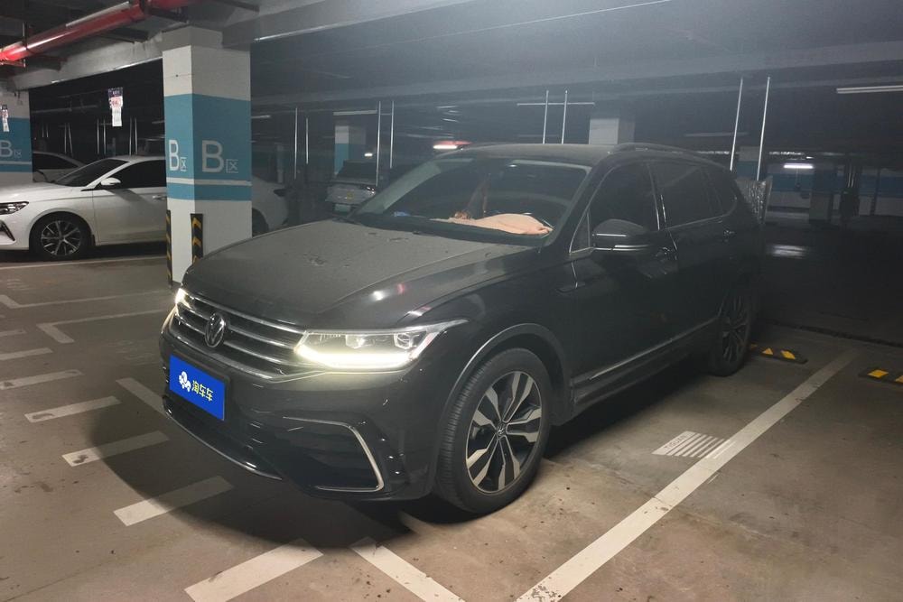 Volkswagen Tiguan L 2023 — фото автомобиля 1