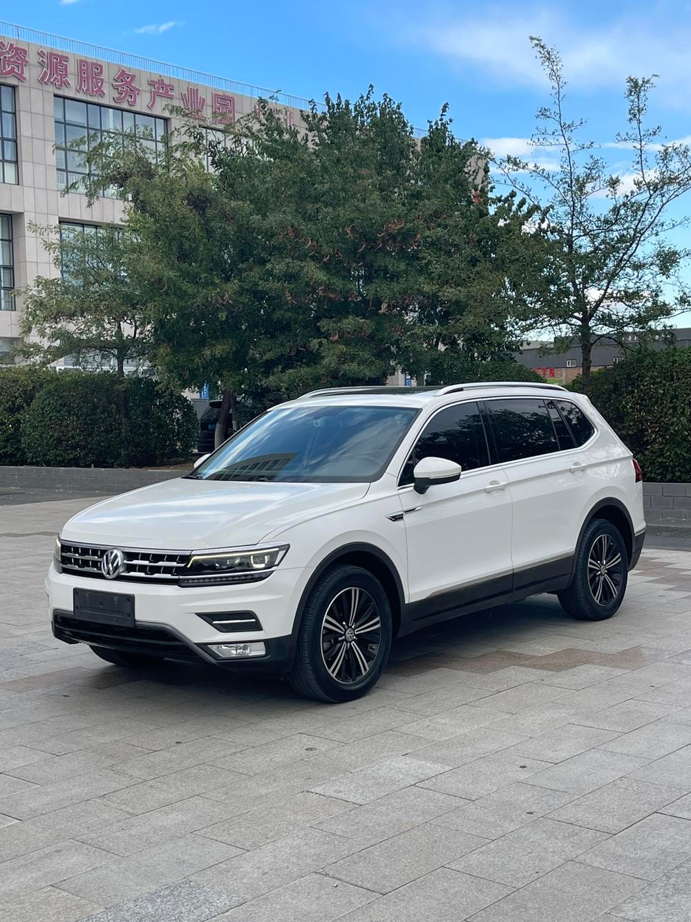 Volkswagen Tiguan L 2017 — фото автомобиля