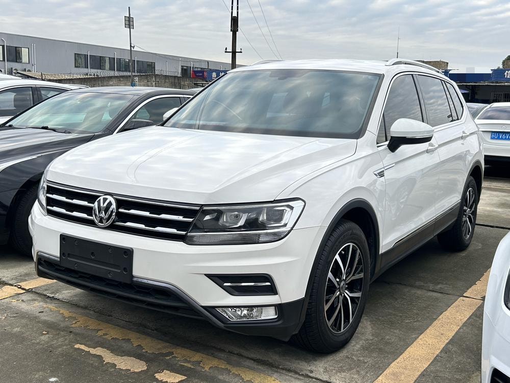 Volkswagen Tiguan L 2017 — фото автомобиля