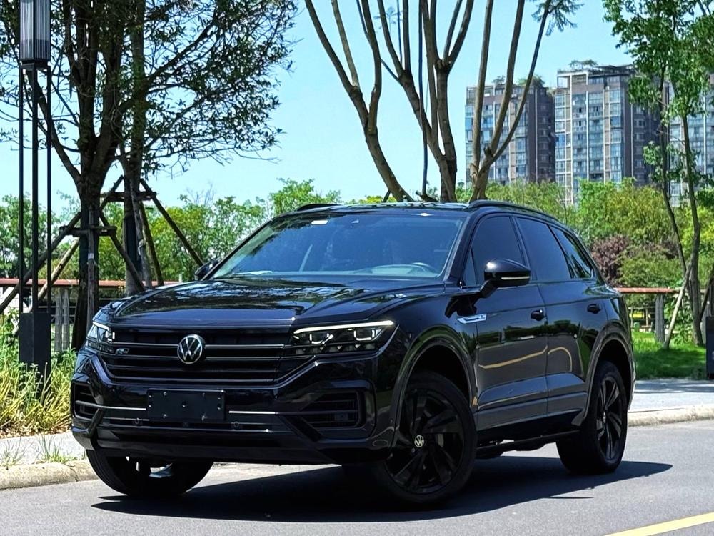 Volkswagen Touareg 2021 — фото автомобиля