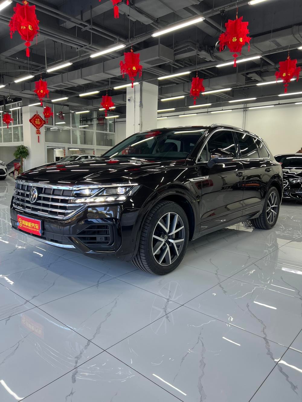 Volkswagen Touareg 2021 — фото автомобиля