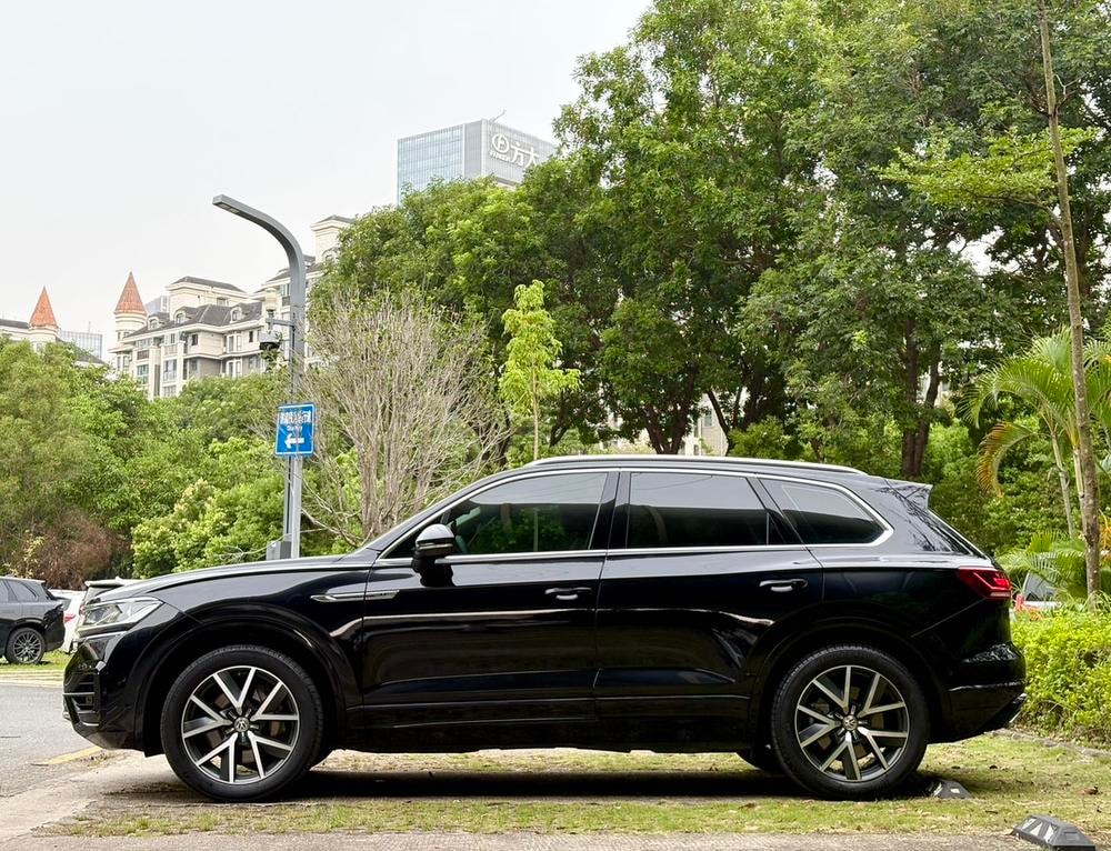 Volkswagen Touareg 2019 — фото автомобиля