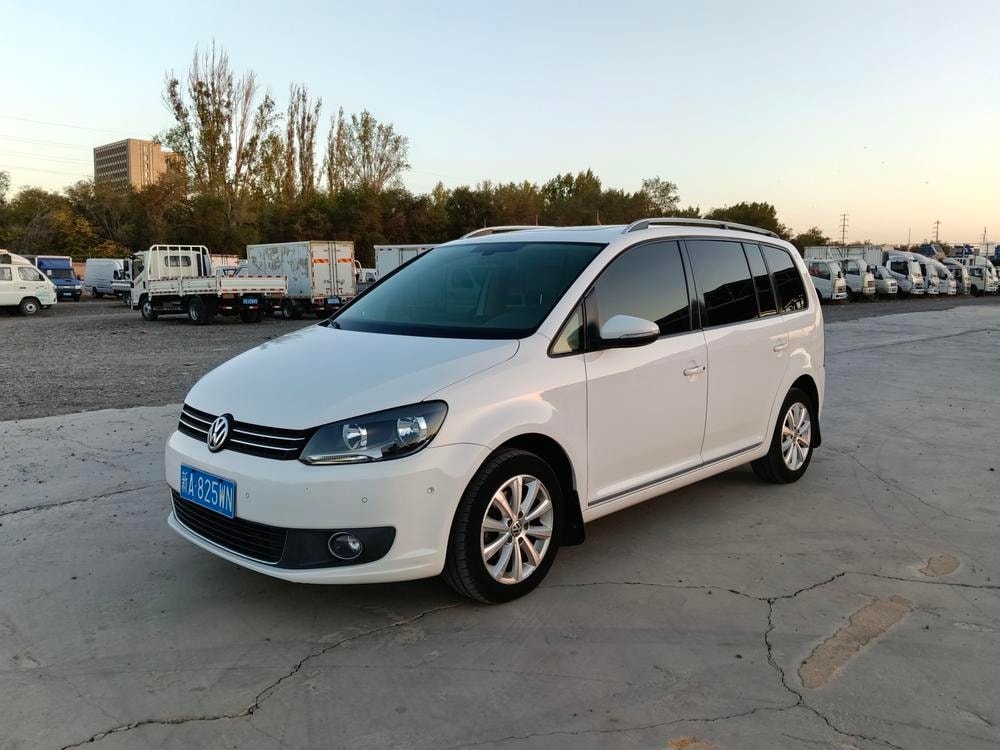 Volkswagen Touran 2015 — фото автомобиля