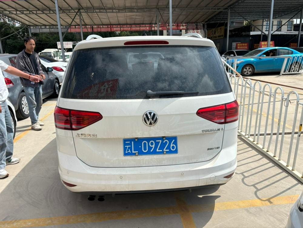 Volkswagen Touran L 2016 — фото автомобиля