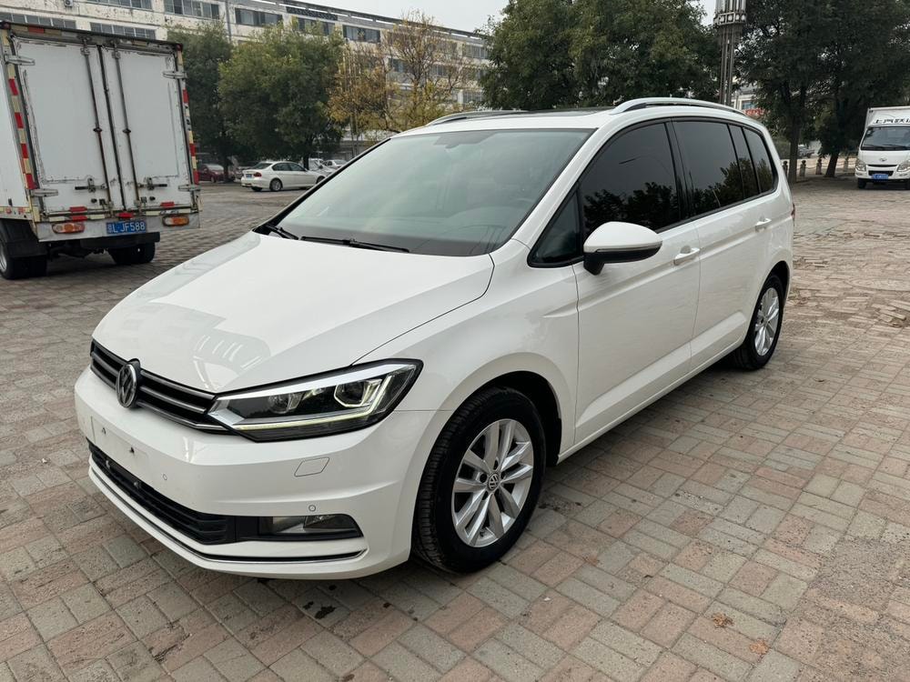 Volkswagen Touran L 2016 — фото автомобиля 1