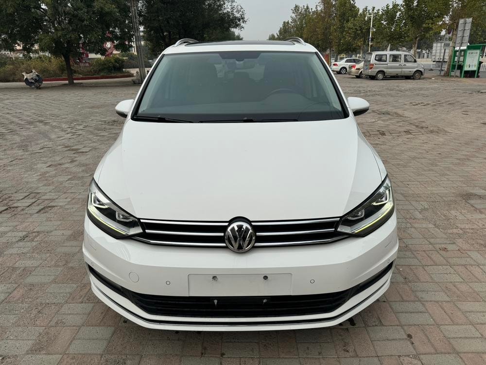 Volkswagen Touran L 2016 — фото автомобиля