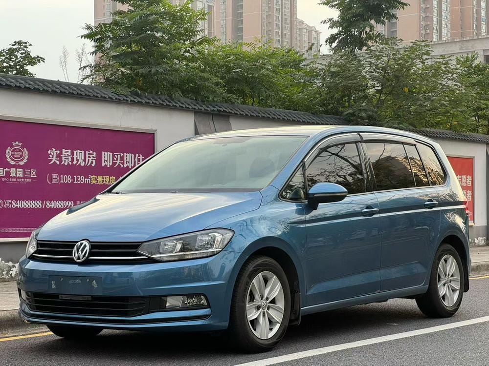 Volkswagen Touran L 2016 — фото автомобиля