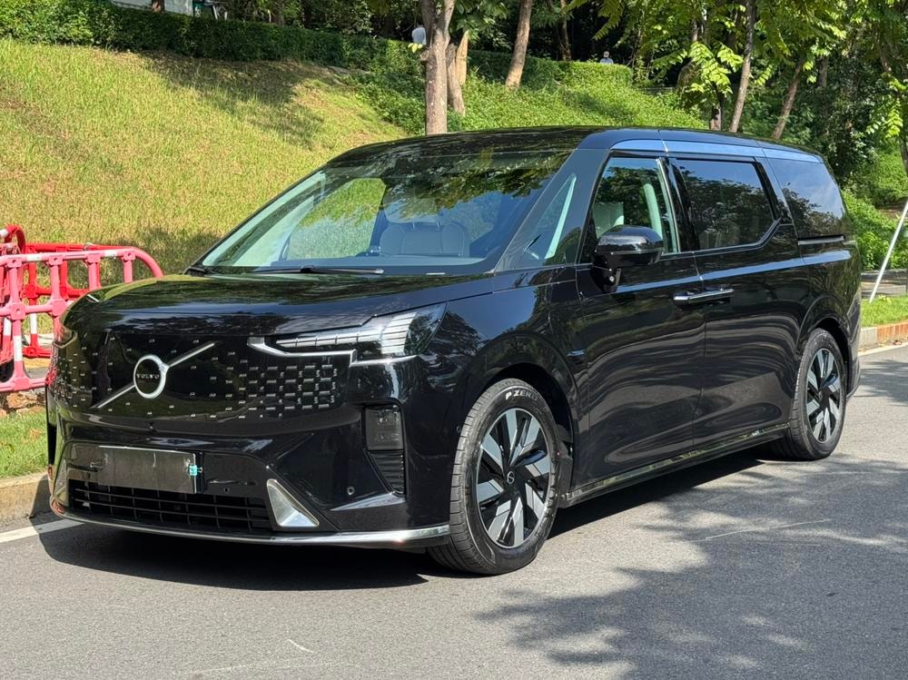 Volvo EM90 2025 — фото автомобиля