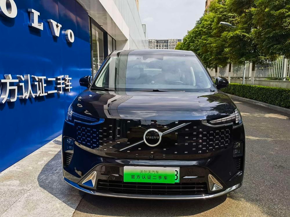 Volvo EM90 2025 — фото автомобиля