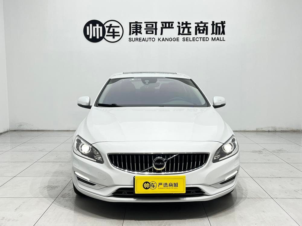 Volvo S60 2019 — фото автомобиля 1