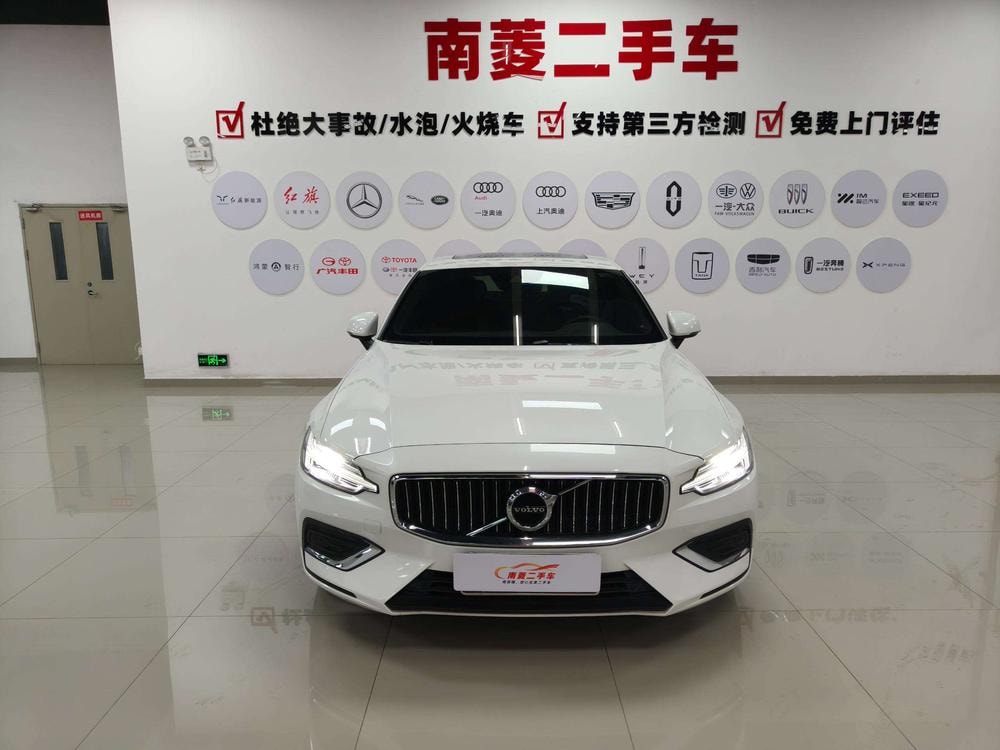 Volvo S60 2022 — фото автомобиля 1