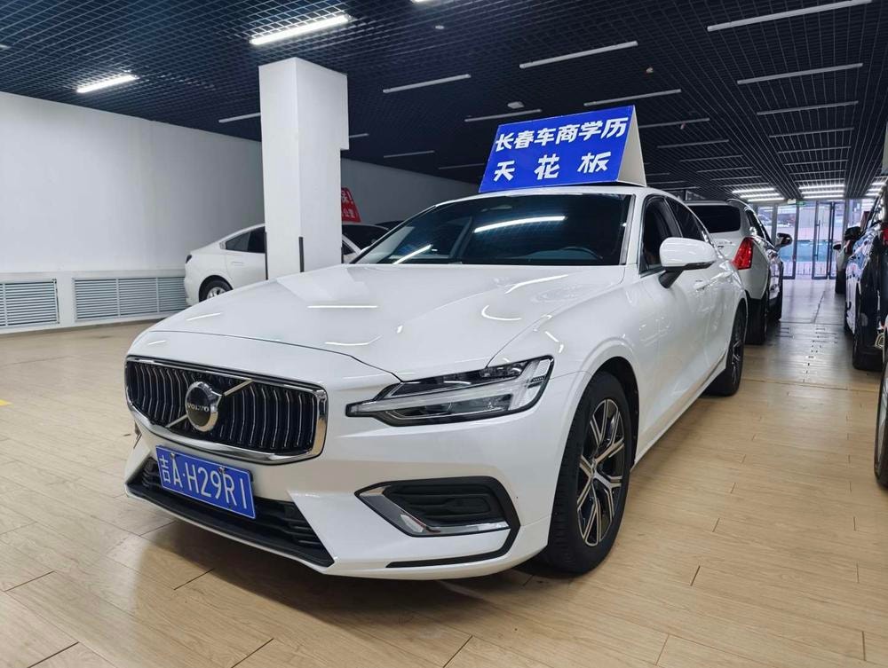 Volvo S60 2023 — фото автомобиля