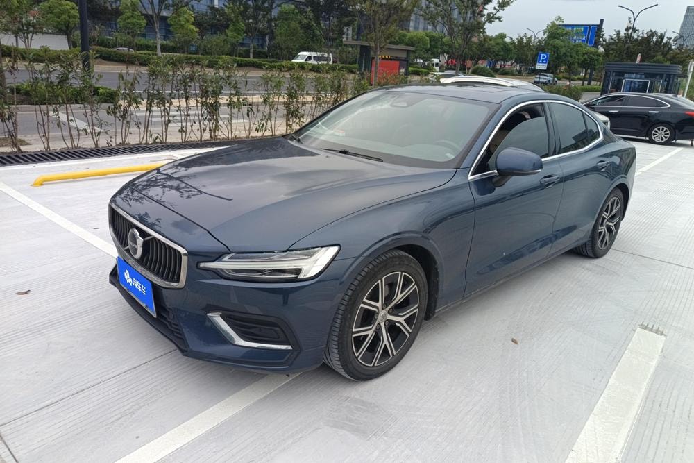 Volvo S60 2023 — фото автомобиля 1