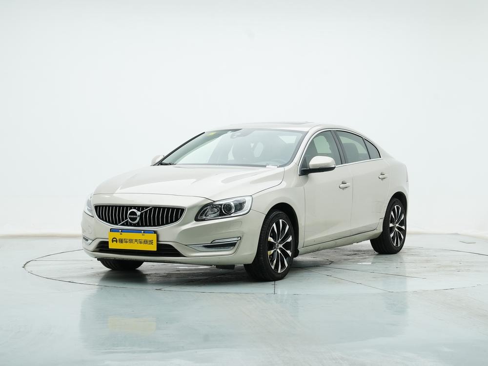 Volvo S60 2018 — фото автомобиля