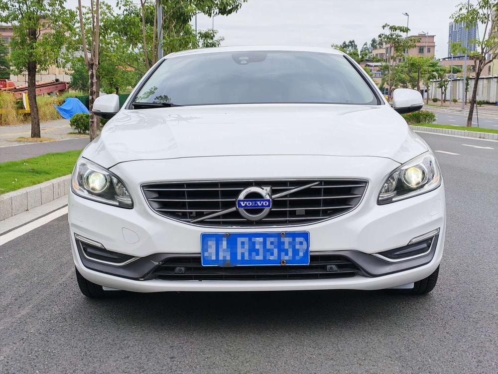 Volvo S60 2015 — фото автомобиля