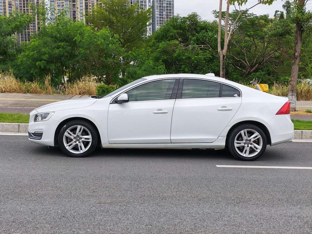 Volvo S60 2015 — фото автомобиля