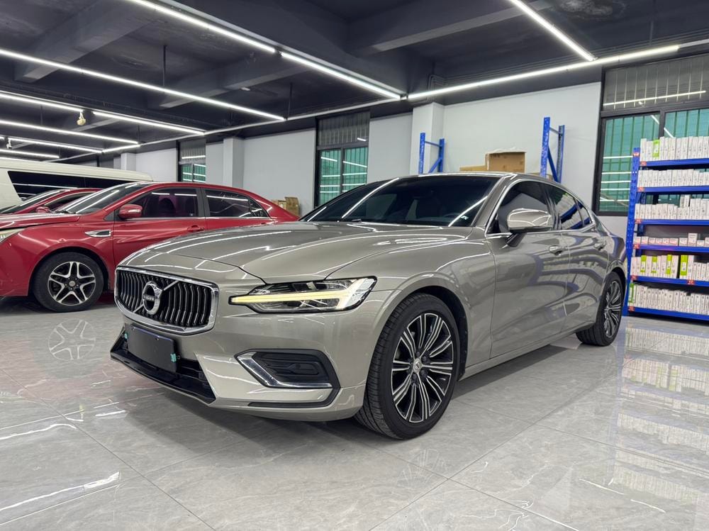 Volvo S60 2020 — фото автомобиля 1