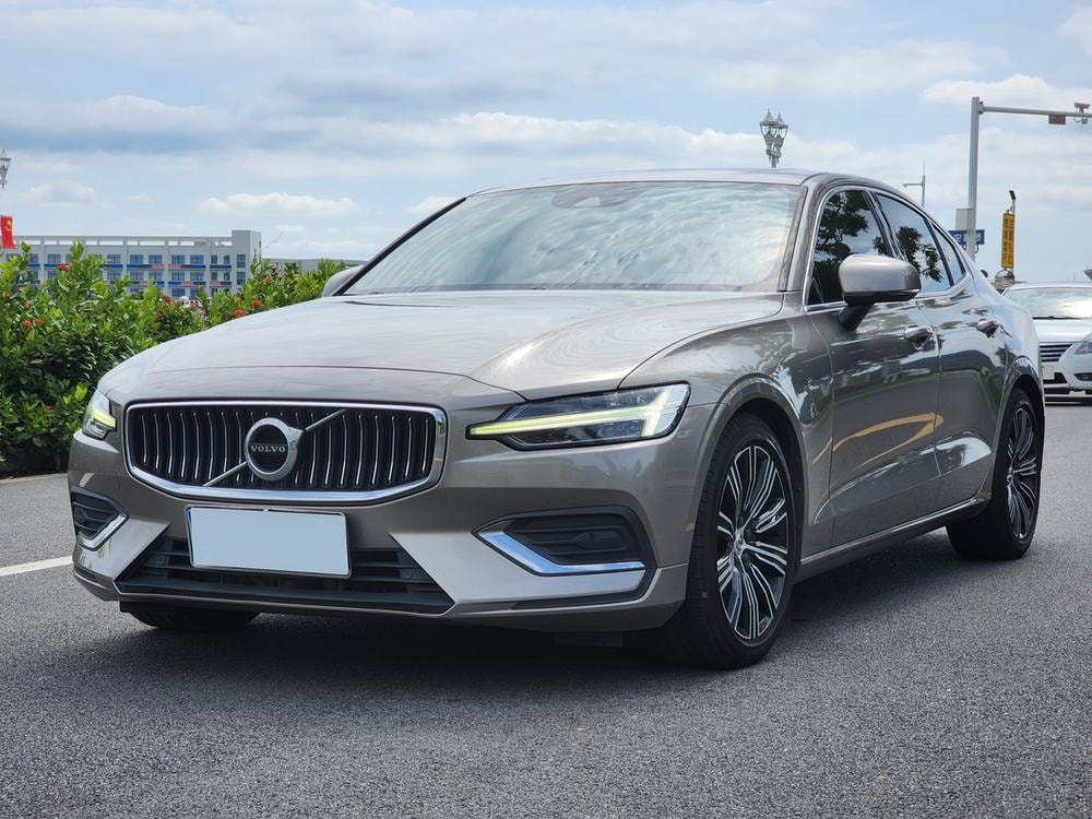 Volvo S60 2022 — фото автомобиля 1