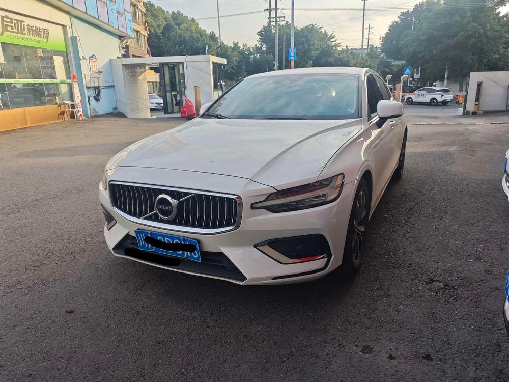 Volvo S60 2020 — фото автомобиля