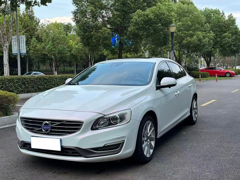 Volvo S60 2015 — фото автомобиля