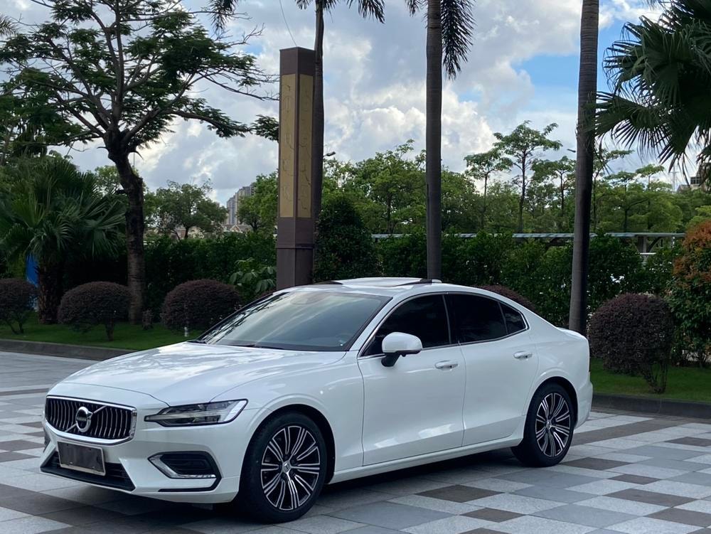 Volvo S60 2022 — фото автомобиля 1