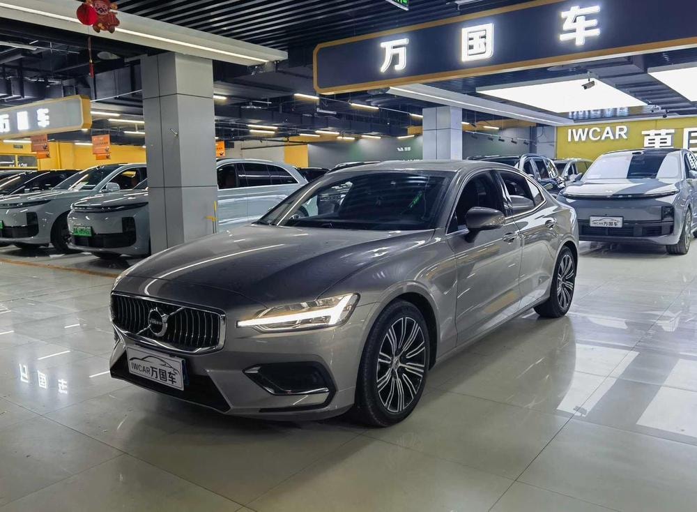 Volvo S60 2022 — фото автомобиля 1