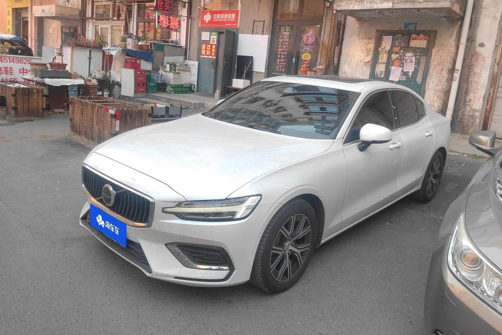 Volvo S60 2026 — фото автомобиля